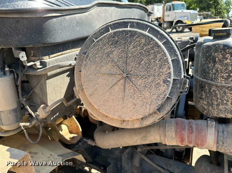 image for item MB9728 2003 International 7400  dump truck