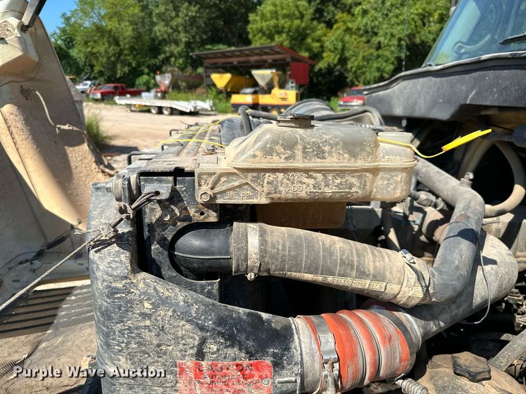 image for item MB9728 2003 International 7400  dump truck