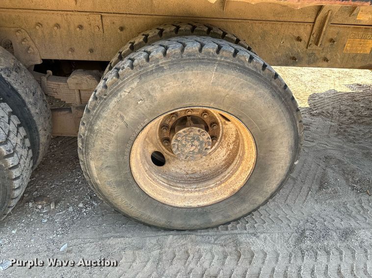 image for item MB9728 2003 International 7400  dump truck