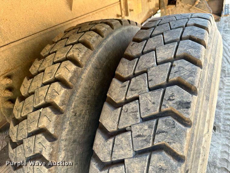 image for item MB9728 2003 International 7400  dump truck