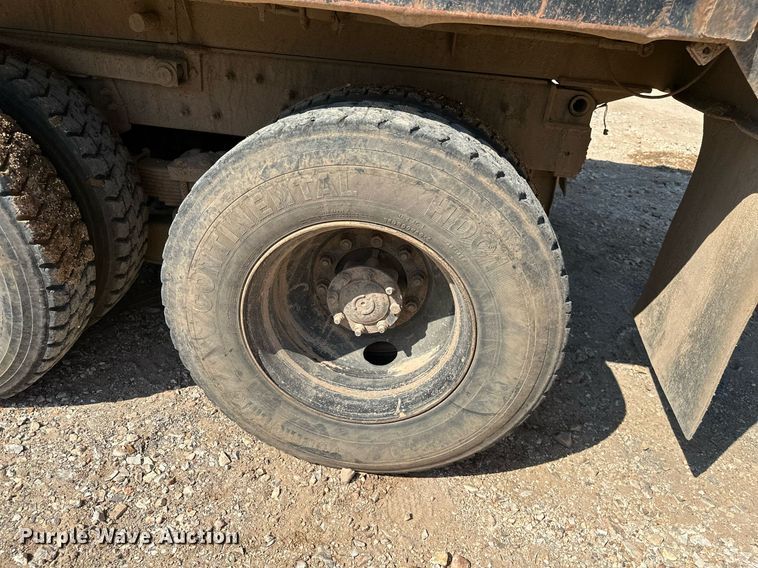 image for item MB9728 2003 International 7400  dump truck