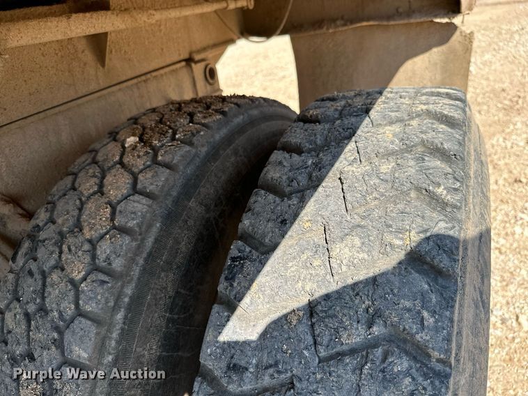 image for item MB9728 2003 International 7400  dump truck