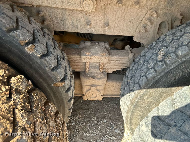 image for item MB9728 2003 International 7400  dump truck