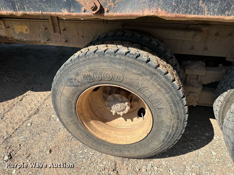 image for item MB9728 2003 International 7400  dump truck