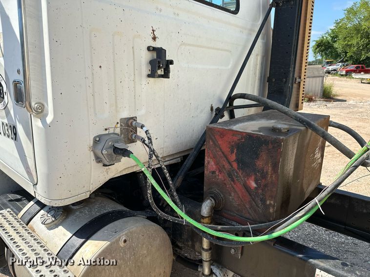 image for item MB9731 1992 White GMC WCM  semi truck