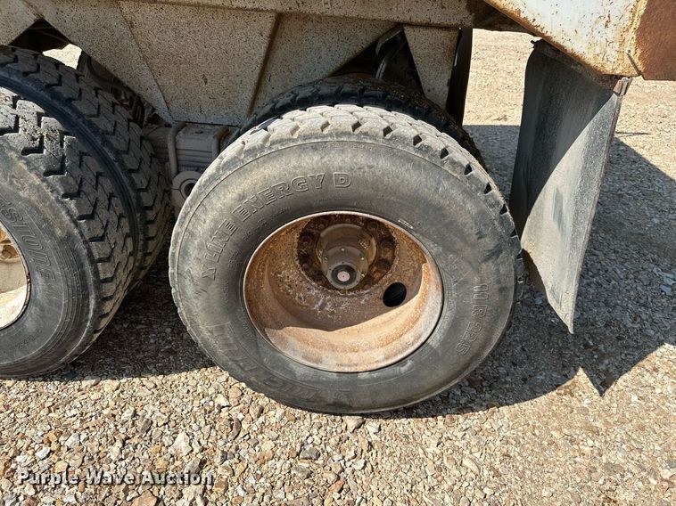 image for item MB9731 1992 White GMC WCM  semi truck