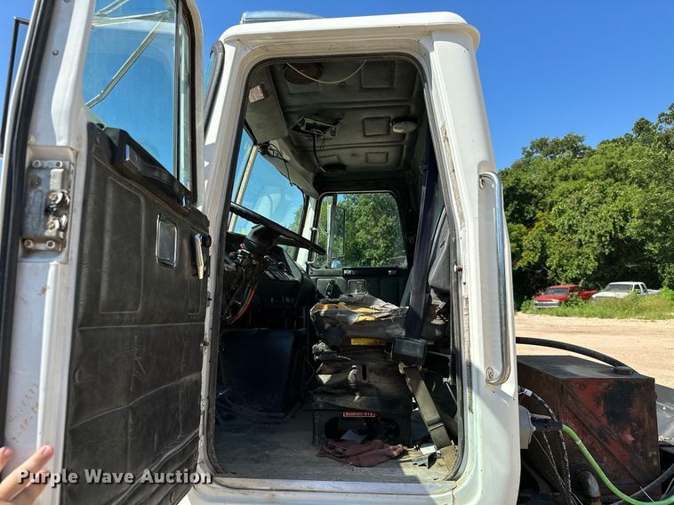 image for item MB9731 1992 White GMC WCM  semi truck