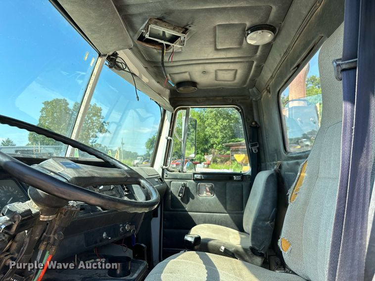 image for item MB9731 1992 White GMC WCM  semi truck