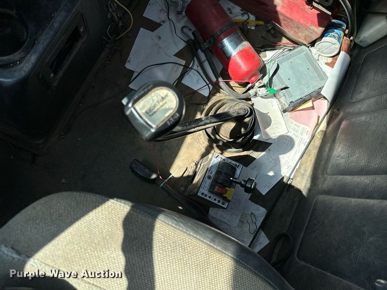 image for item MB9731 1992 White GMC WCM  semi truck