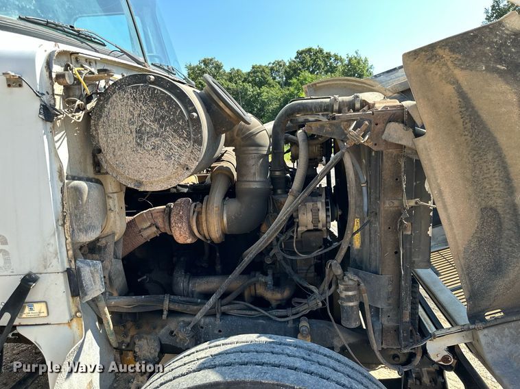 image for item MB9731 1992 White GMC WCM  semi truck