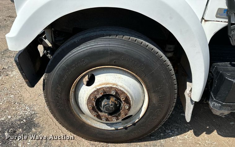 image for item MB9731 1992 White GMC WCM  semi truck