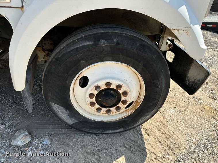 image for item MB9731 1992 White GMC WCM  semi truck