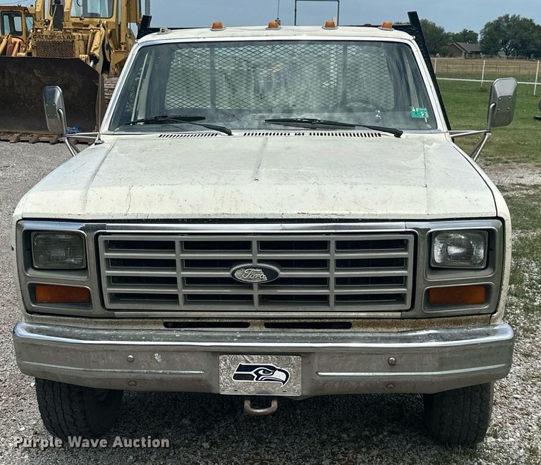 image for item MB9773 1985 Ford F350  flatbed truck