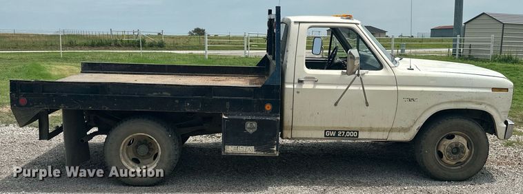 image for item MB9773 1985 Ford F350  flatbed truck