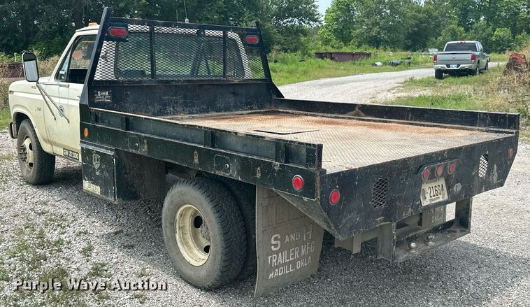 image for item MB9773 1985 Ford F350  flatbed truck