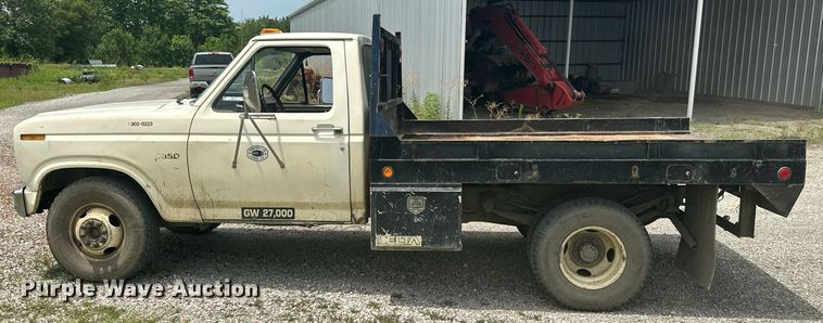 image for item MB9773 1985 Ford F350  flatbed truck