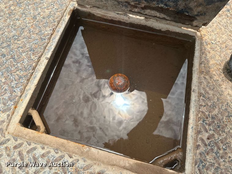 image for item MB9773 1985 Ford F350  flatbed truck