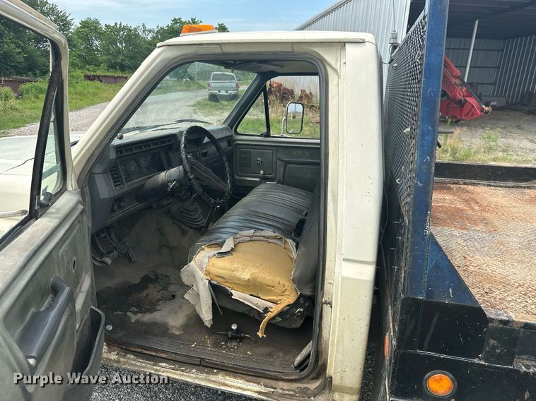 image for item MB9773 1985 Ford F350  flatbed truck
