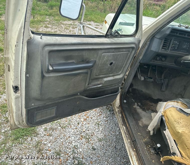 image for item MB9773 1985 Ford F350  flatbed truck