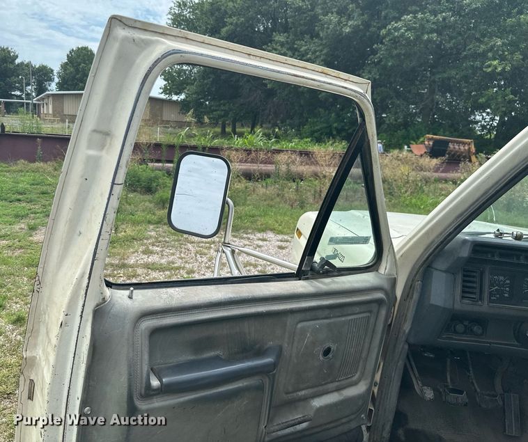 image for item MB9773 1985 Ford F350  flatbed truck