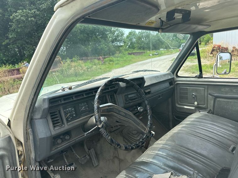 image for item MB9773 1985 Ford F350  flatbed truck