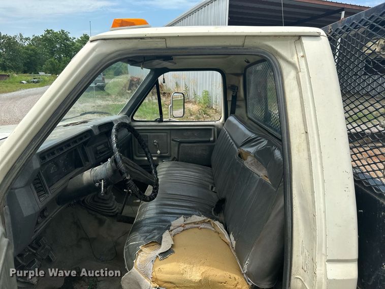 image for item MB9773 1985 Ford F350  flatbed truck