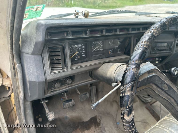 image for item MB9773 1985 Ford F350  flatbed truck