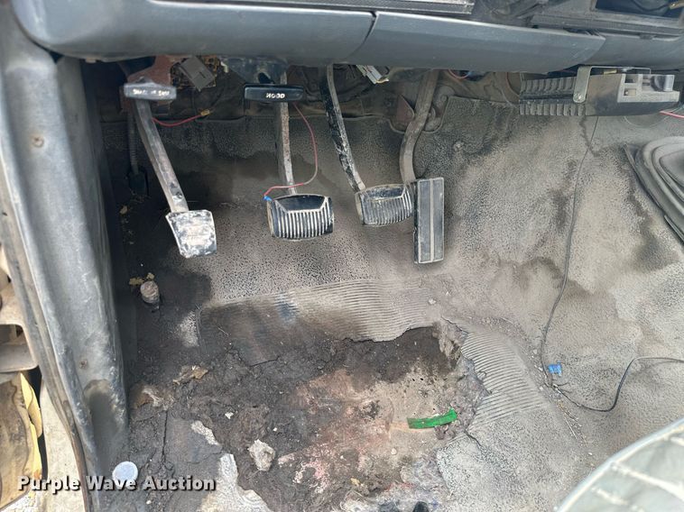 image for item MB9773 1985 Ford F350  flatbed truck