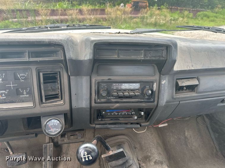 image for item MB9773 1985 Ford F350  flatbed truck