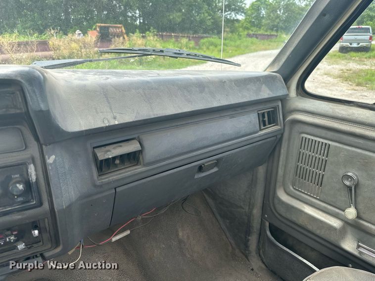 image for item MB9773 1985 Ford F350  flatbed truck