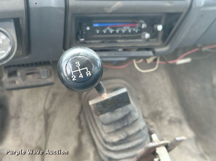 image for item MB9773 1985 Ford F350  flatbed truck