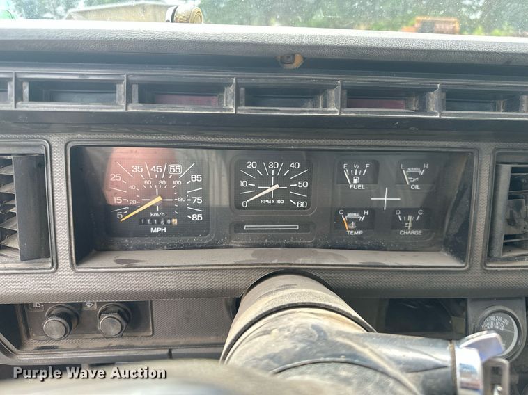 image for item MB9773 1985 Ford F350  flatbed truck