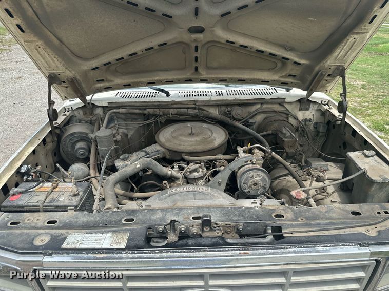 image for item MB9773 1985 Ford F350  flatbed truck