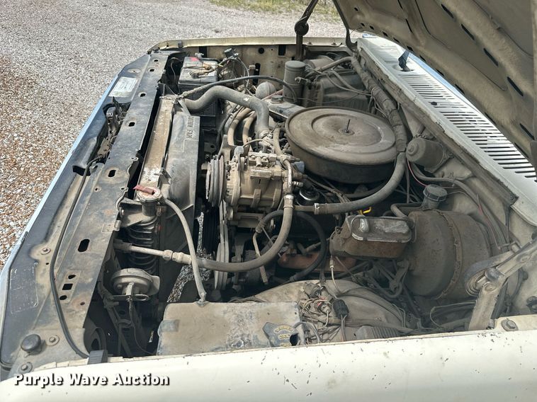 image for item MB9773 1985 Ford F350  flatbed truck