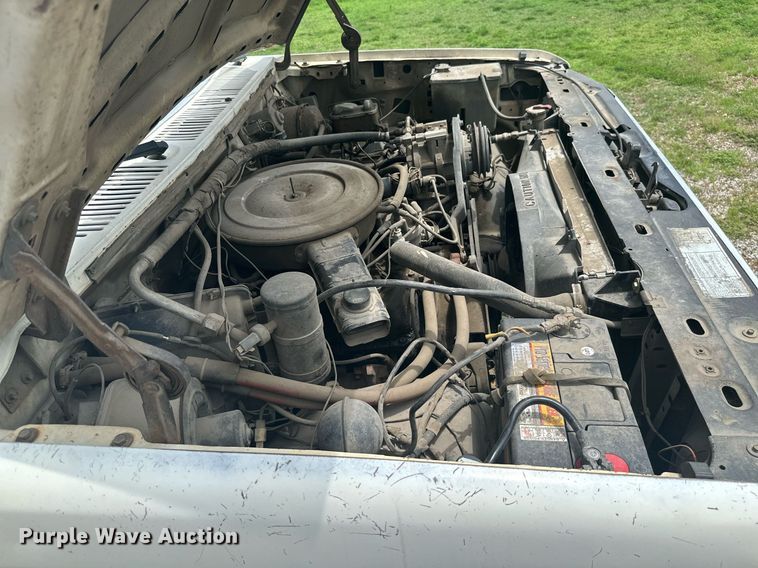 image for item MB9773 1985 Ford F350  flatbed truck