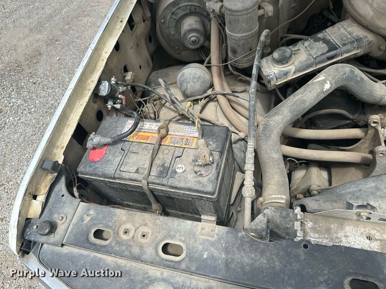 image for item MB9773 1985 Ford F350  flatbed truck