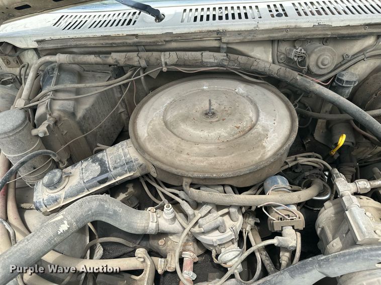 image for item MB9773 1985 Ford F350  flatbed truck