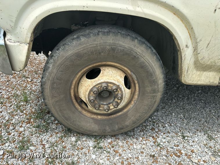 image for item MB9773 1985 Ford F350  flatbed truck