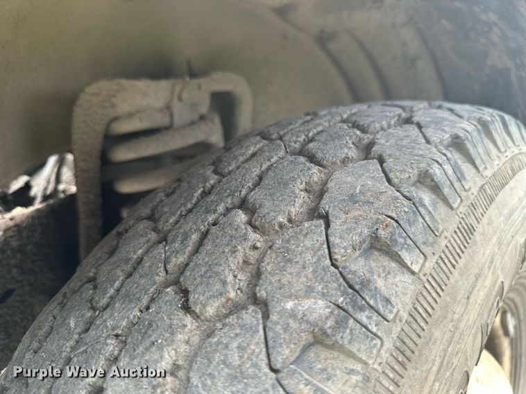 image for item MB9773 1985 Ford F350  flatbed truck