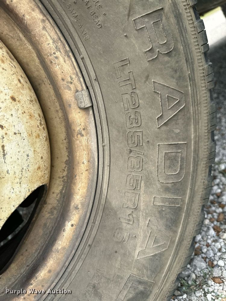 image for item MB9773 1985 Ford F350  flatbed truck