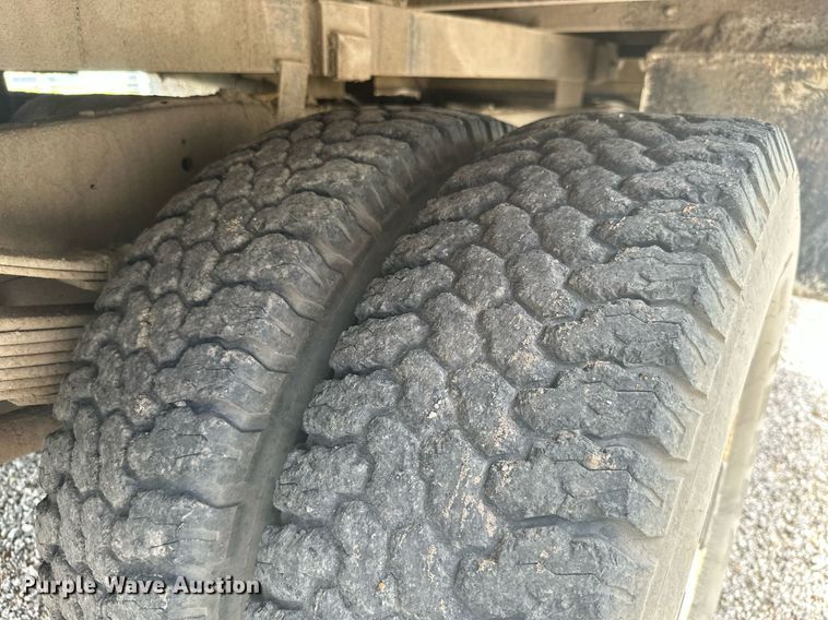 image for item MB9773 1985 Ford F350  flatbed truck