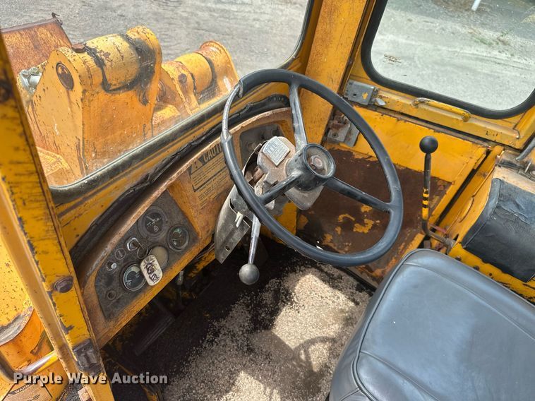 image for item MB9775 1981 John Deere 544B  loader