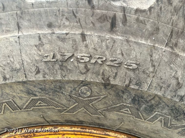 image for item MB9775 1981 John Deere 544B  loader