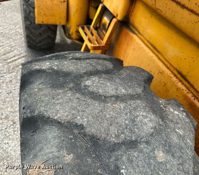 image for item MB9775 1981 John Deere 544B  loader