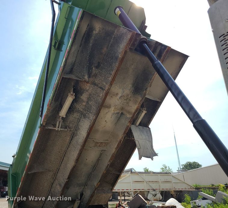 image for item MG9585 2009 Freightliner Business Class M2  dump truck