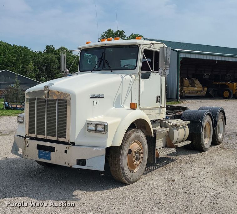 image for item MG9586 1999 Kenworth T800  semi truck