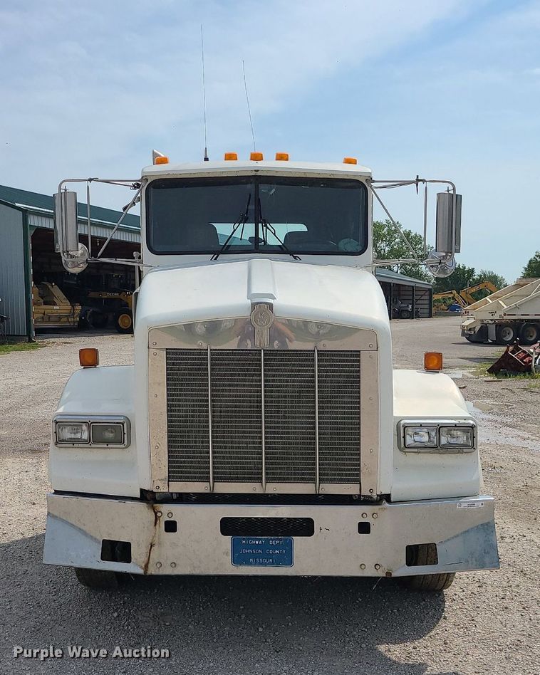 image for item MG9586 1999 Kenworth T800  semi truck