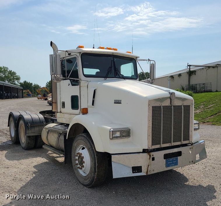 image for item MG9586 1999 Kenworth T800  semi truck