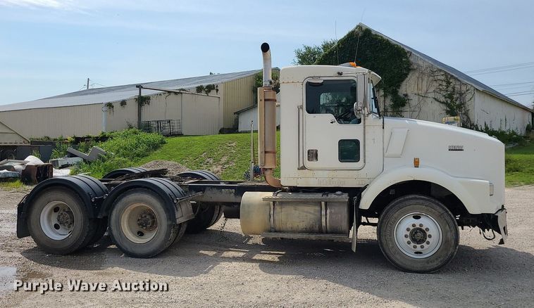 image for item MG9586 1999 Kenworth T800  semi truck