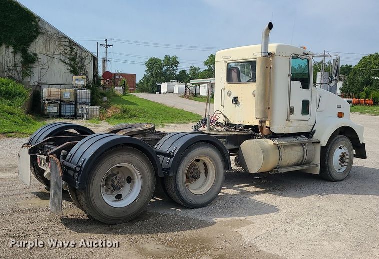 image for item MG9586 1999 Kenworth T800  semi truck